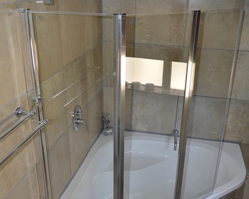 Cosy Corner bath & shower